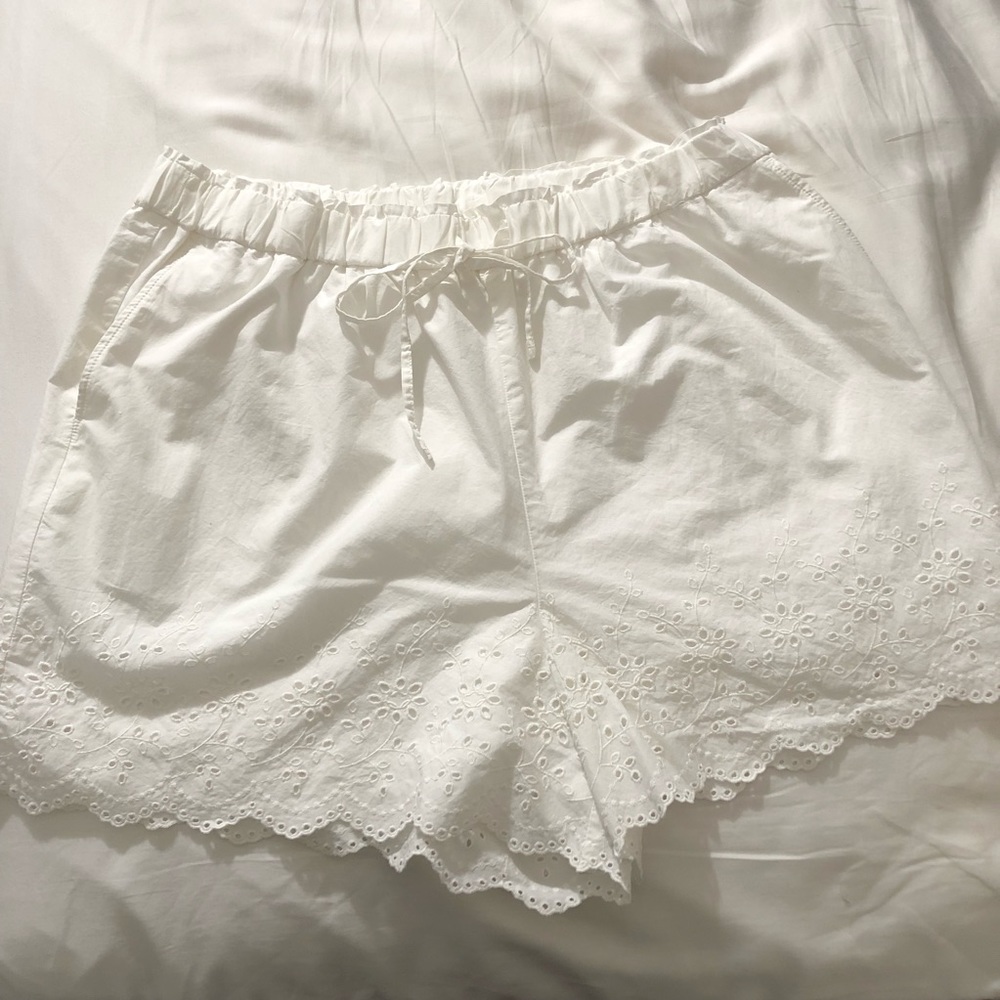 UNIQLO White Flowery Shorts